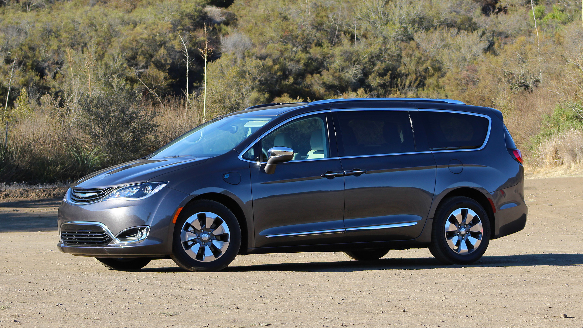 2017 Chrysler Pacifica Hybrid First Drive: Electrify the whole famn damily