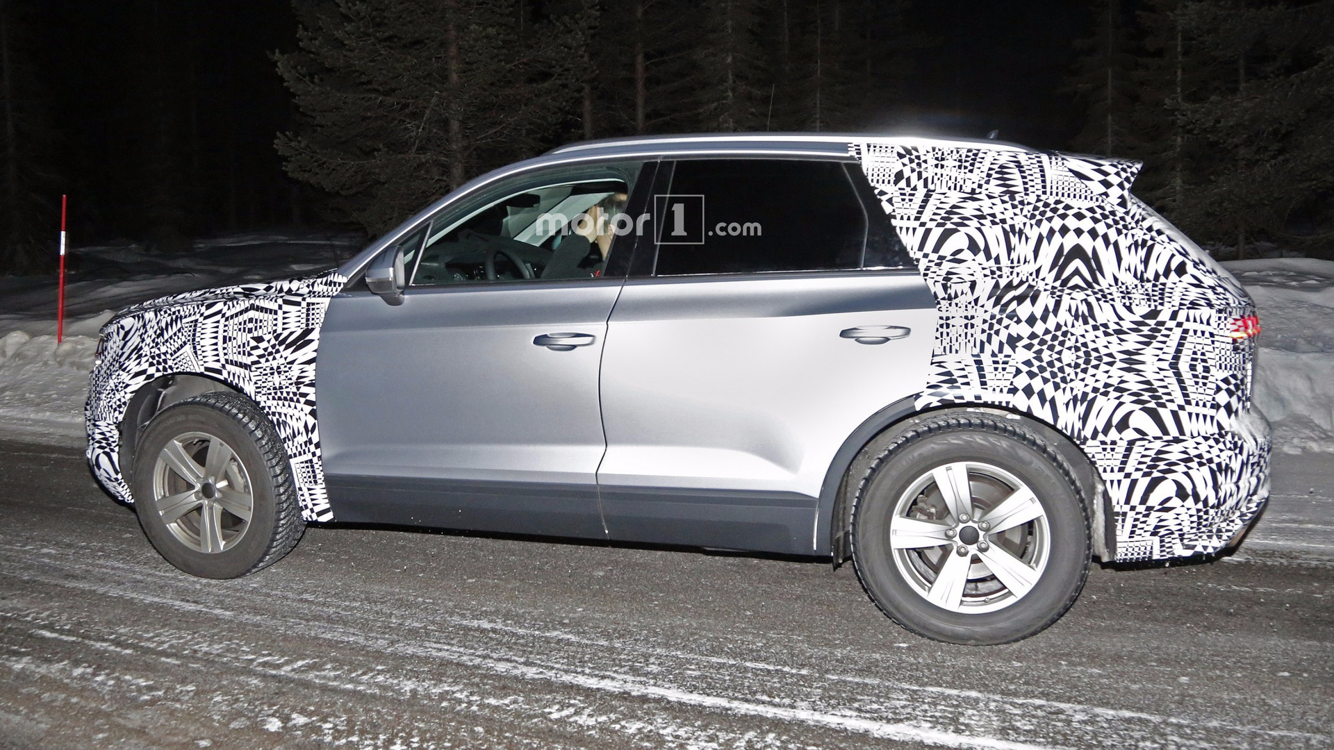 2018-vw-touareg-spy-photo.jpg