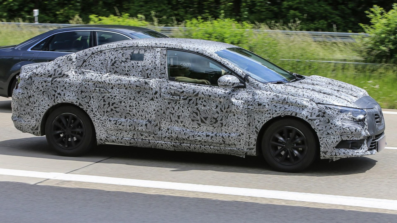 2016 Renault Fluence spy photo