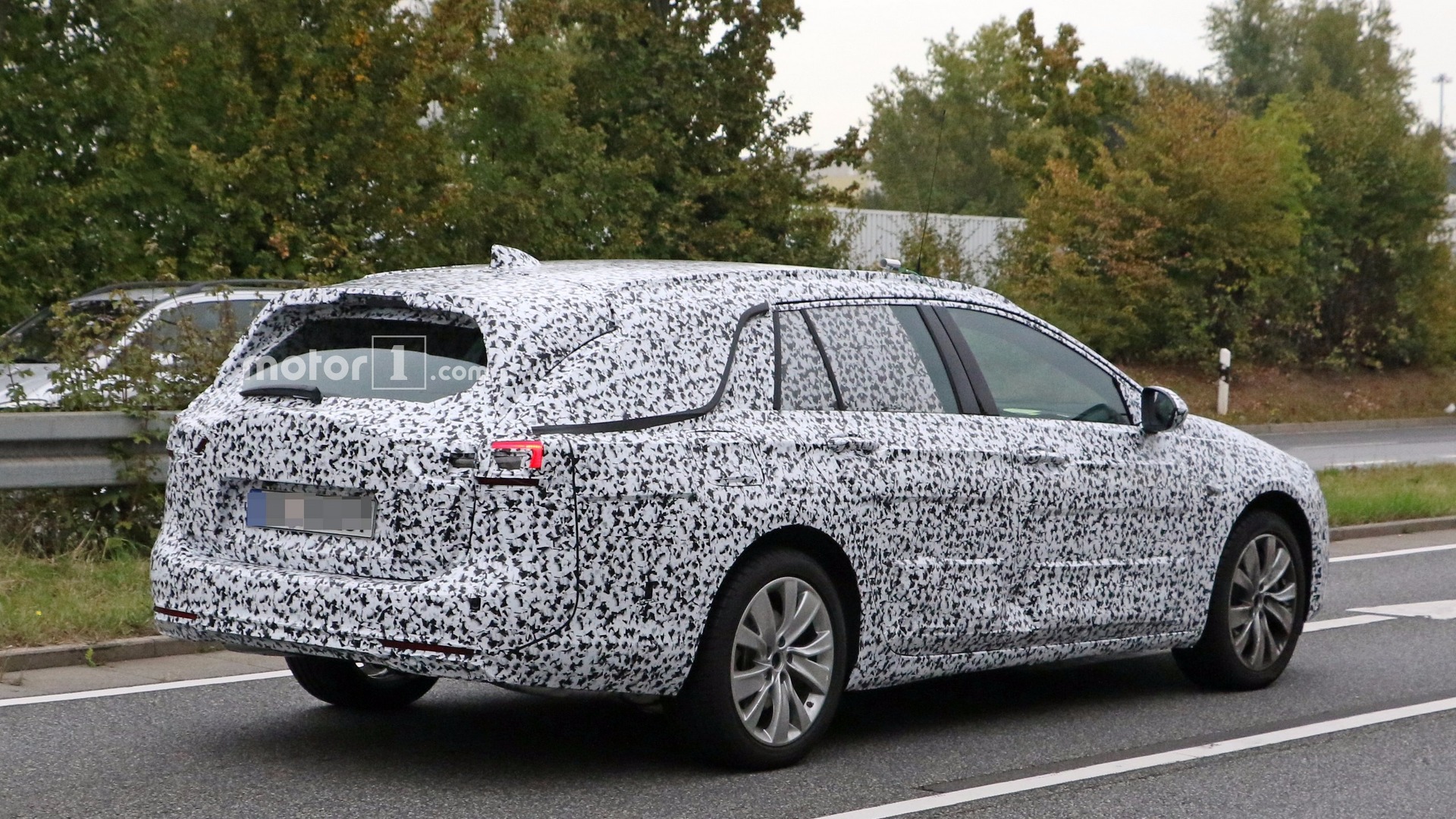2017-opel-insignia-sports-tourer-spy-photo.jpg