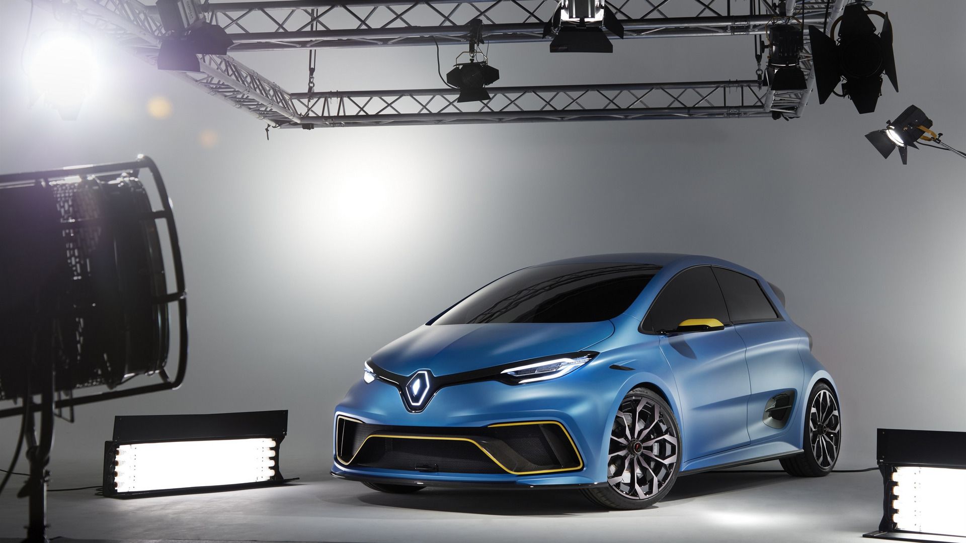 http://icdn-8.motor1.com/images/mgl/VYe6M/s1/2017-renault-zoe-e-sport-concept.jpg