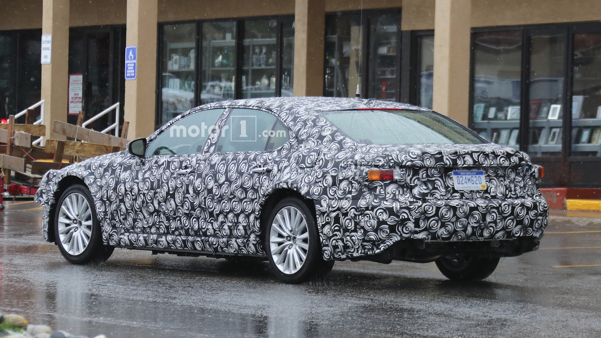 2018-2019-lexus-es-mule-spy-photo.jpg