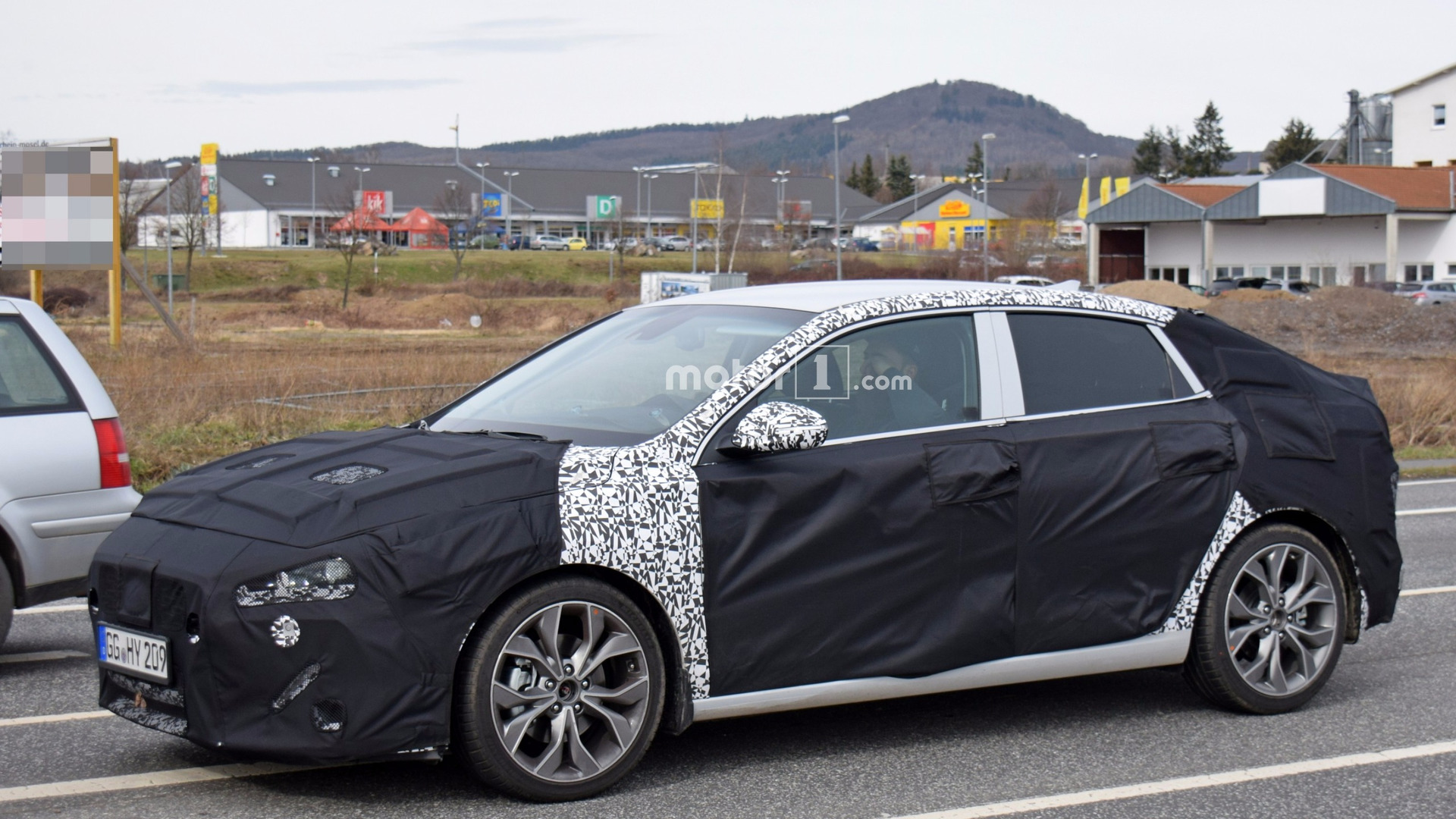 2018-hyundai-i30-fastback-spy-photo.jpg